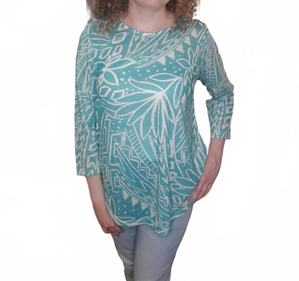 NEW JESS & JANE rounded neck and hem 3/4 sleeve top in seafoam